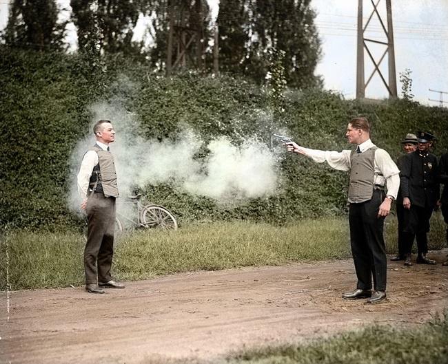 Mērfijs testē bruņuvesti... Autors: weSTqoodbeep Bildes, kuras tobrīd bija mazsvarīgas. Bet šobrīd prātam neaptveramas.