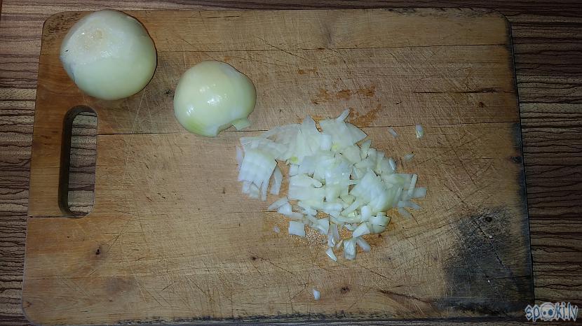 Nomizojam un sagriežam sīpolus... Autors: minckis Kartupeļu kotletes ar gaļas pildījumu un šampinjonu mērci