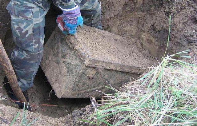 Kaste bija pārklāta ar dubļiem... Autors: Ļurbaks Krievijas mežos atrod vecu metāla kasti, kas ierakta dubļos.