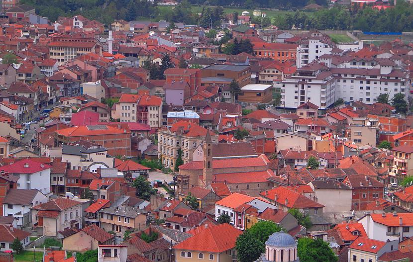 Nedaudz pa kreisi tālumā... Autors: Pēteris Vēciņš Kosova 5. daļa: Kosovas tūrisma citadele - Prizrena