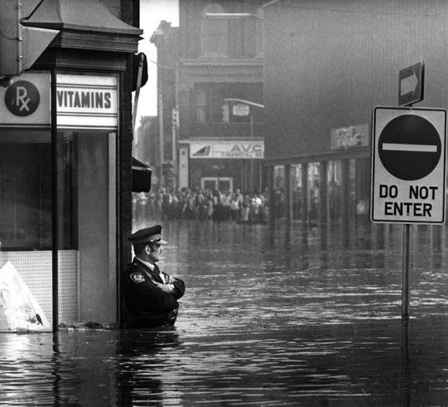 Policists plūdu laikā apsargā... Autors: theFOUR Vēsture bildēs - 11. daļa.