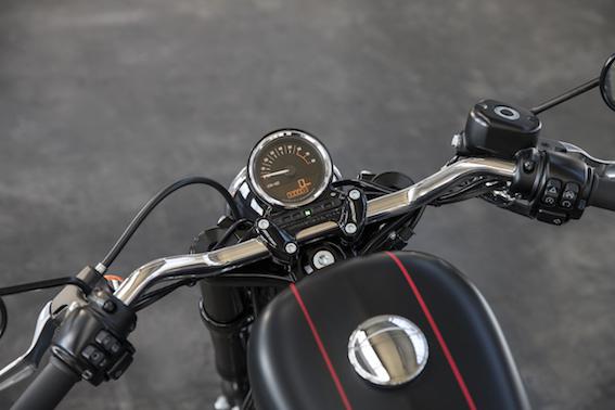  Autors: autodromslv Harley-Davidson Roadster: pat miera stājā tas izstaro pārliecību!
