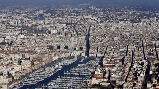 Francijas pilsēta Marseļa ir... Autors: rukšukskrienam Francijas piekraste no putna lidojuma.
