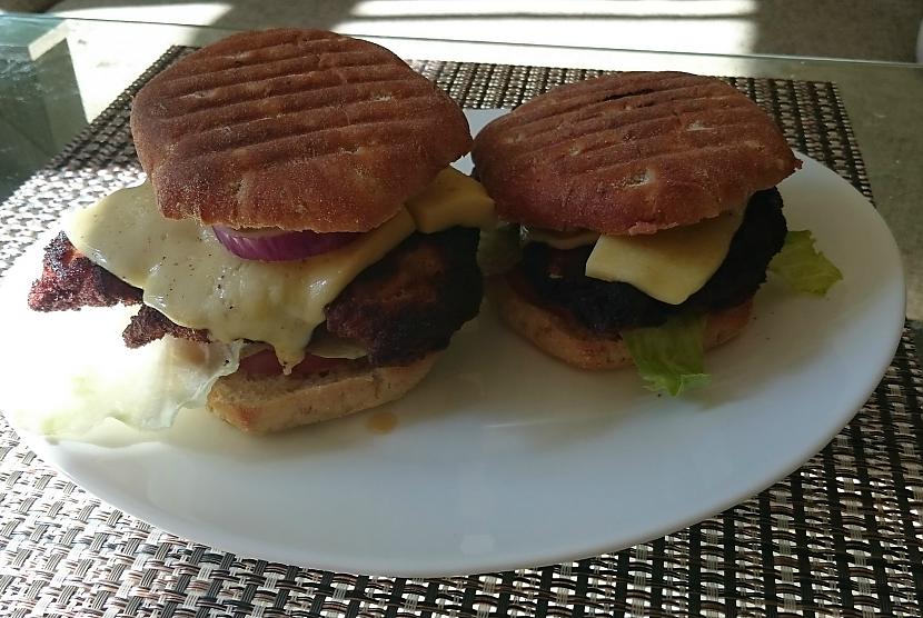 Neaizmirsti ar mērci apsmērēt... Autors: silrak2 Homemade vistas burgers