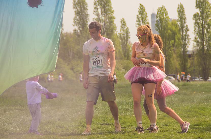 Saņemiet onkuļi un tantes Autors: ugnotbug Color Me Rad UK - piecu kilometru skrējiens dzīves izkrāsošanai!