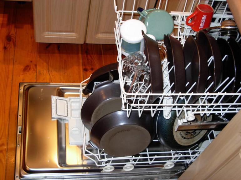 Apsver trauku mazgājamās... Autors: DDUCK 14 padomi, kā samazināt komunālo pakalpojumu rēķinus.