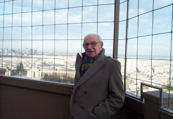 Sers Nikolas Eifeļa tornī Autors: Ķazis Nikolas Vintons - cilvēks, kurš izglāba 669 bērnus no nacistu holokausta