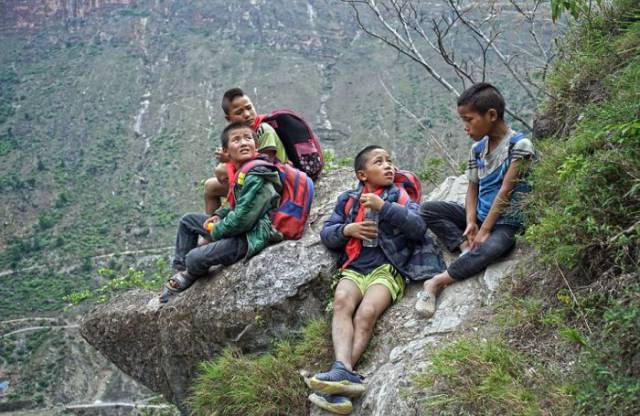 Skolnieki atvelk elpu pirms... Autors: im mad cuz u bad Bērniem no Ķīnas ciemata jārāpjas kalnā, lai nokļūtu no skolas mājās