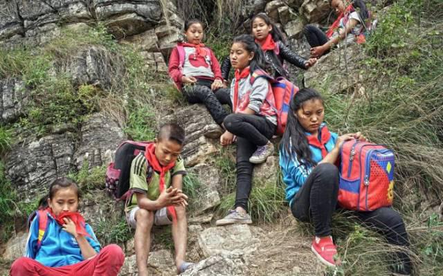 Scaroniem skolniekiem nākas... Autors: im mad cuz u bad Bērniem no Ķīnas ciemata jārāpjas kalnā, lai nokļūtu no skolas mājās