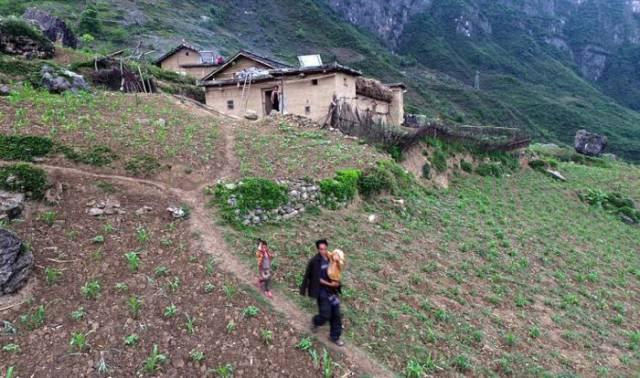 Atuleer ciems Autors: im mad cuz u bad Bērniem no Ķīnas ciemata jārāpjas kalnā, lai nokļūtu no skolas mājās