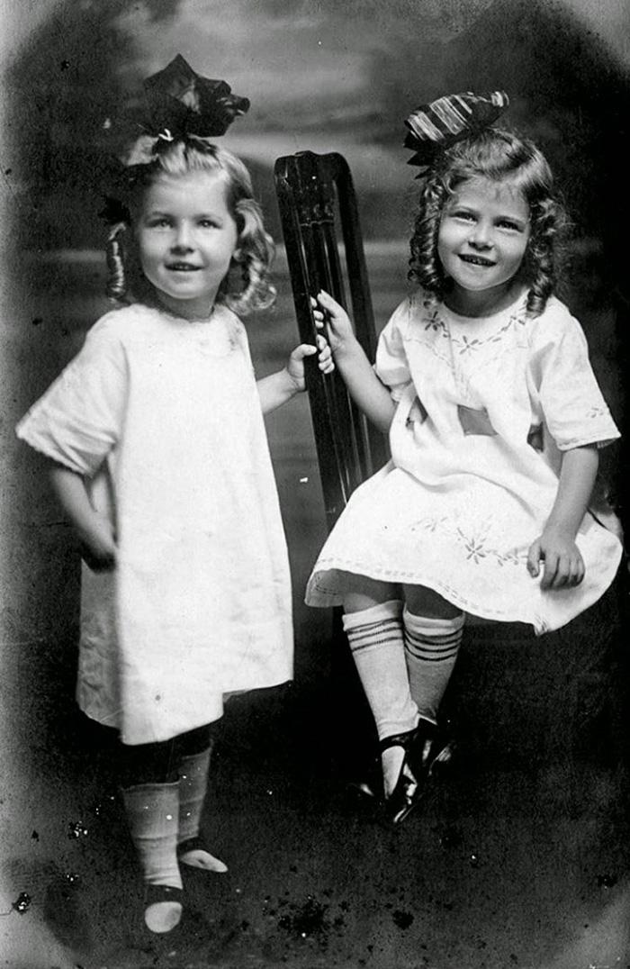 Smaidīgas mazas meitenes Autors: KALENS Reti viktoriāņu foto, kas pierāda, ka viņi nebija tik nopietni, kā Tev likās!