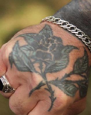 Roze ar dzeloņiemScaronis ir... Autors: KALENS Šokējošās cietumnieku tetovējumu nozīmes!