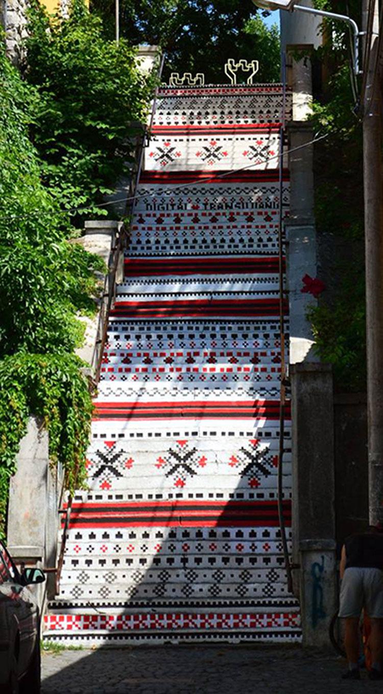 Tirgu Mures Rumānija Autors: BlackBetty88 Izdaiļotas kāpnes. Ielu māksla.