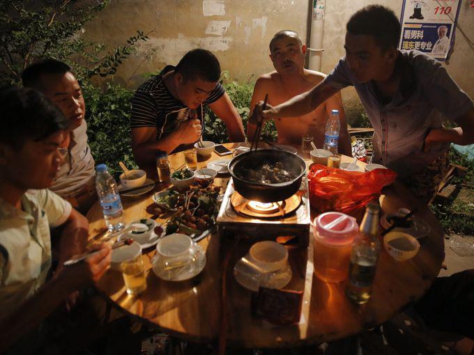 Tradīcijas aizstāvji norāda ka... Autors: VaperinO Ķīnā sākas suņu ēšanas festivāls