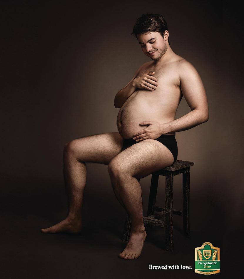Scaronīs reklāmas sauklis ir... Autors: matilde Vācu alus reklāmā redzami vīrieši, kuri savus alus vēderus tur kā grūtnieces