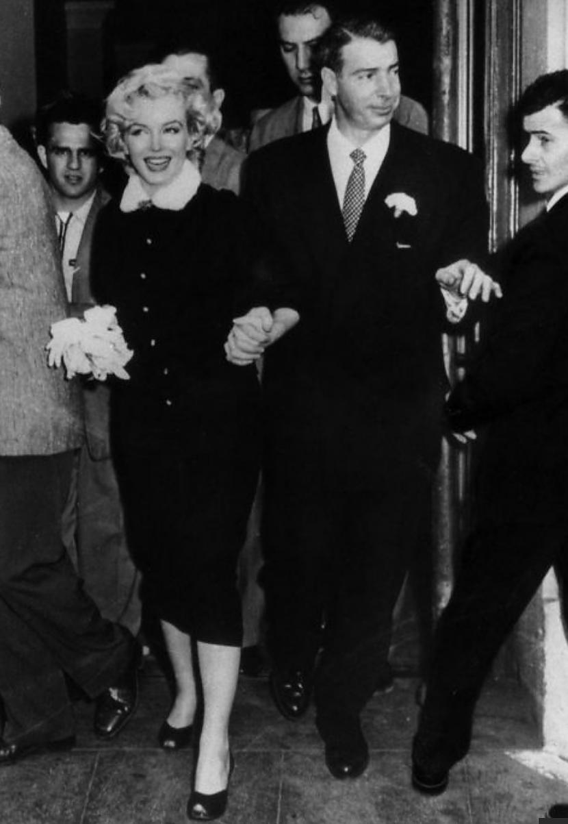 1954 Merilina Monro1954gada... Autors: Volāns Unikālākās un skandalozākās slavenību kāzu kleitas