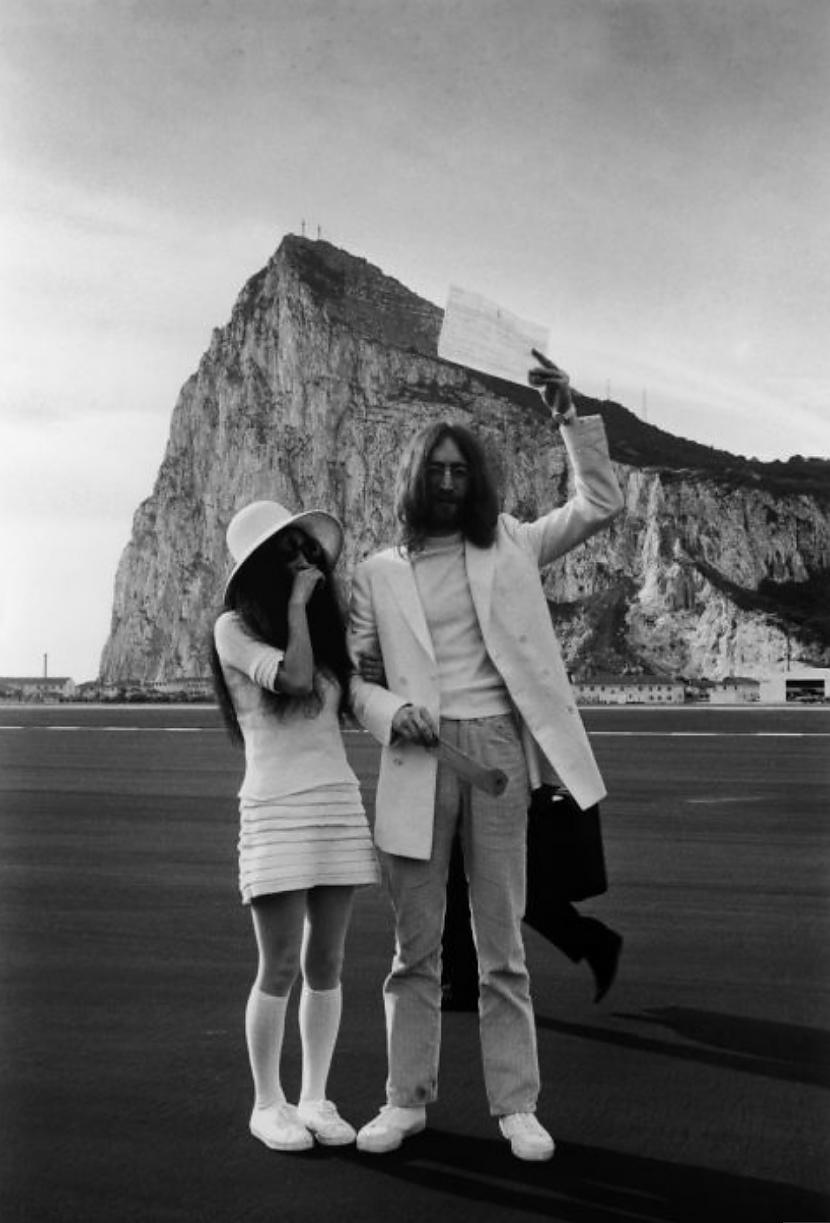 1969 Joko OnoJoko Ono un Džons... Autors: Volāns Unikālākās un skandalozākās slavenību kāzu kleitas