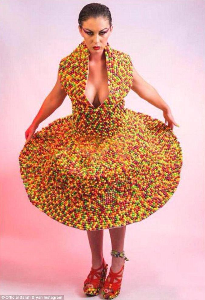 Viņa izveidoja kleitu no... Autors: matilde Tu nekad neticēsi, ko šī sieviete izmantoja, lai izveidotu šo kleitu. Pretīgi!