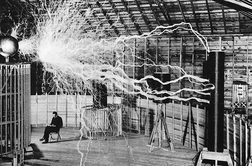 Nikola Tesla sēžotnbspsavā... Autors: matilde 18+ retas vēstures fotogrāfijas, kuras Tu, iespējams, nekad neesi redzējis