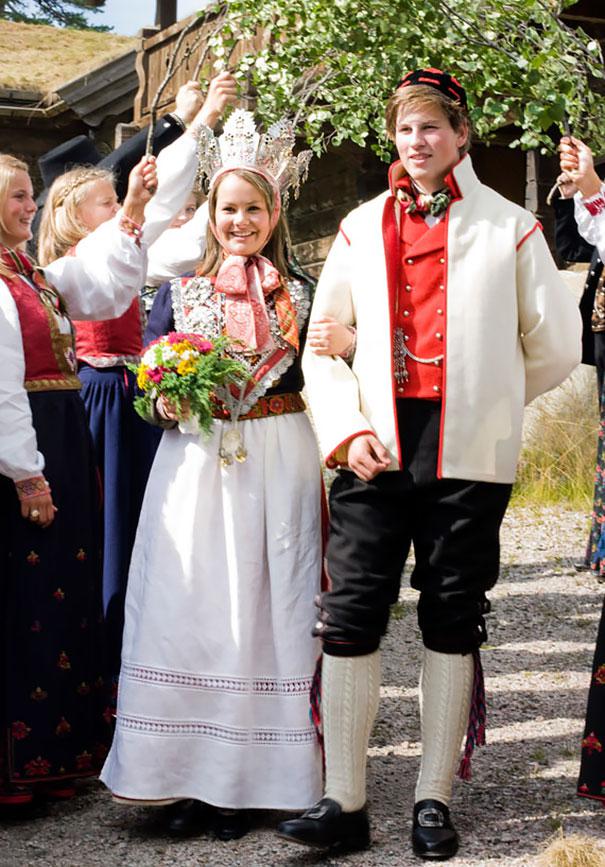 NorvēģijaTradicionālais kāzu... Autors: sfinksa Kāzu tērpi pasaulē