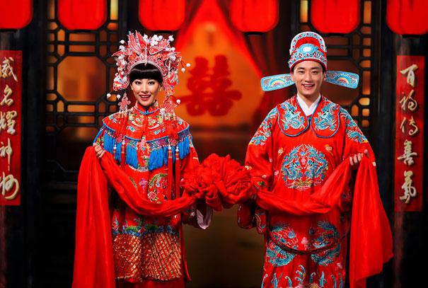ĶīnaJaunlaulātie ģērbjas... Autors: sfinksa Kāzu tērpi pasaulē