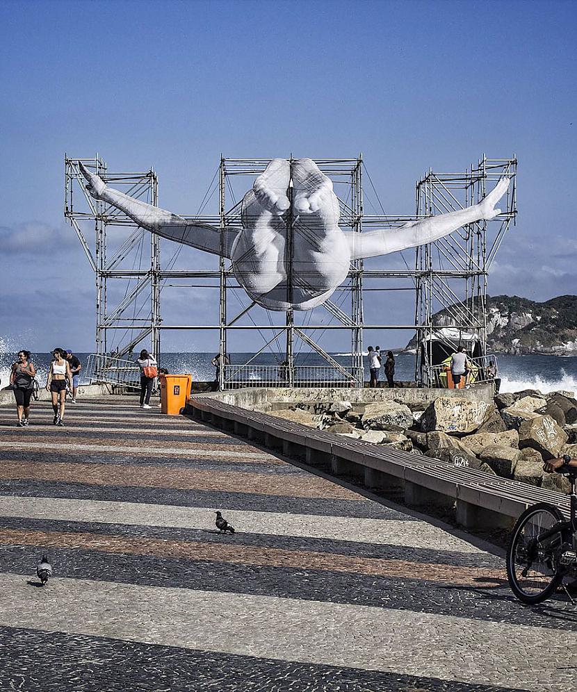 Avotsnbsphttpwwwboredpandacomg... Autors: MrLatviskais Franču mākslinieks JR uzstāda milzīgas sportistu figūras pāri Rio ainavai.