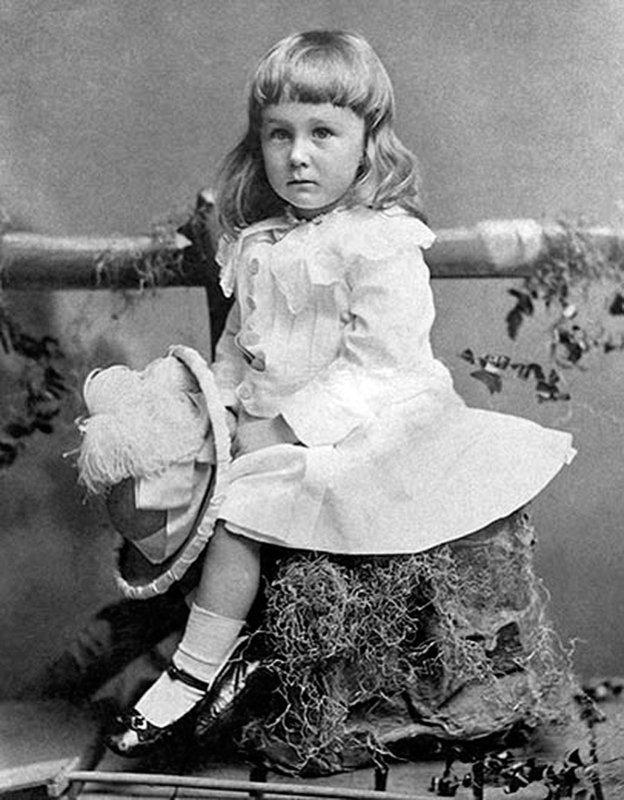 Attēlā mazais Franklins Delano... Autors: GargantijA Kāpēc mazais Rūzvelts apģērbts kleitā?
