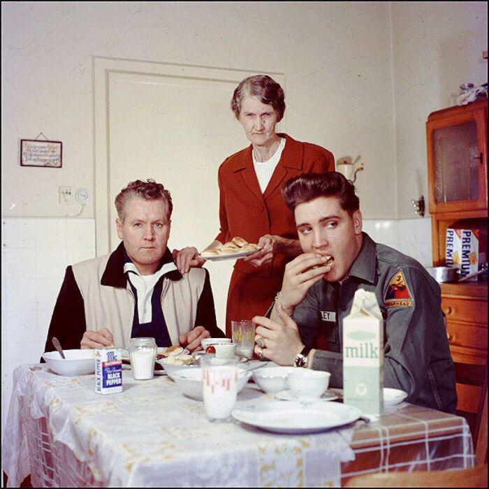 Elviss Preslijs brokasto kopā... Autors: kaķūns 60+ interesanti foto ar aprakstiņiem