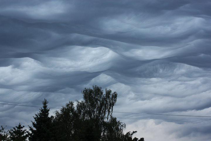  Autors: zeminem Svētdienas pēcpusdienā Latvijā novērotas ļoti krāšņas debesis.