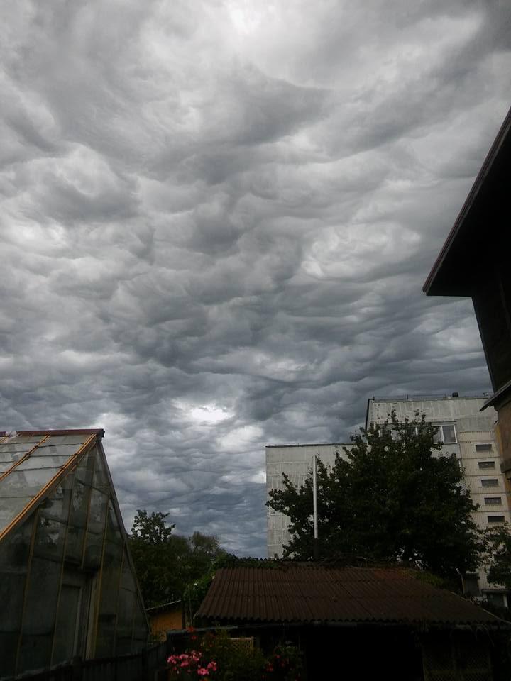  Autors: zeminem Svētdienas pēcpusdienā Latvijā novērotas ļoti krāšņas debesis.