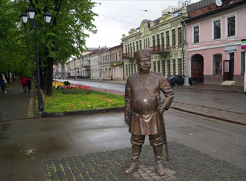 Tā te atrodas piemineklis... Autors: Pēteris Vēciņš Kaukāza valdniece Vladikaukāza.