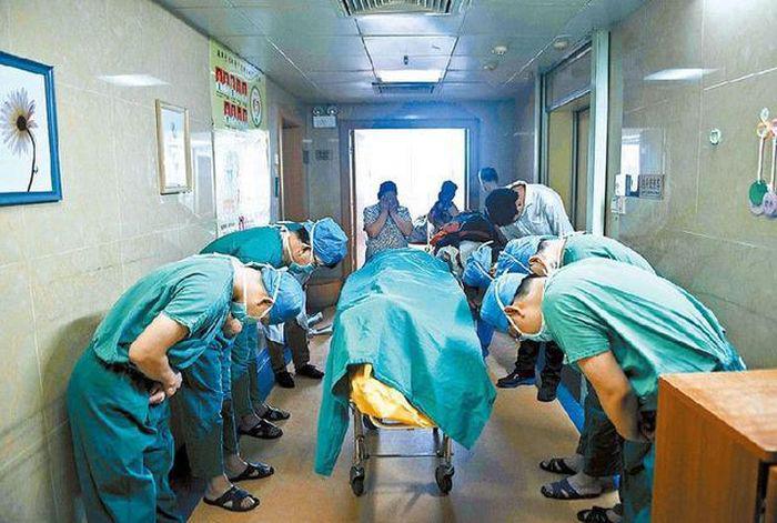 Ķīniescaronu ārsti paklanās... Autors: kaķūns 70+ interesanti foto ar aprakstiņiem #2
