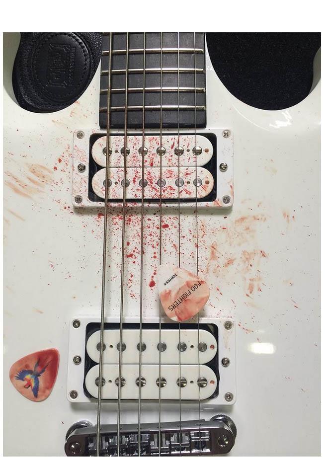 Deiva Grōla ģitāra pēc treniņa... Autors: kaķūns 70+ interesanti foto ar aprakstiņiem #2