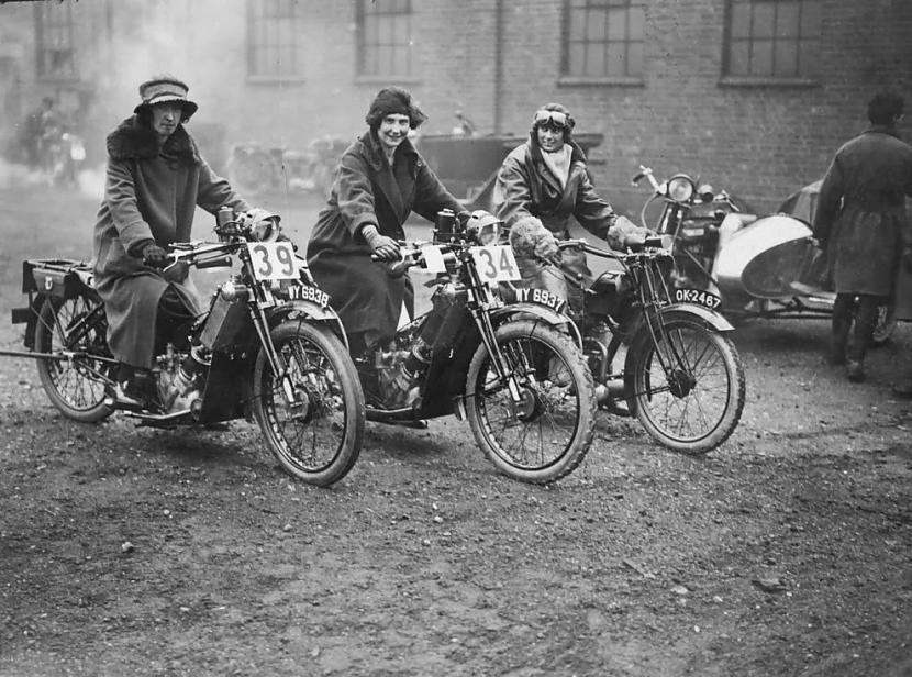 Trīs sievietes piedaloties ACU... Autors: Sanna Sievietes: Simts gadu uz motocikla