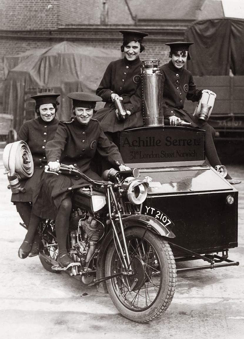 Sievietes no Achille Serre Ltd... Autors: Sanna Sievietes: Simts gadu uz motocikla