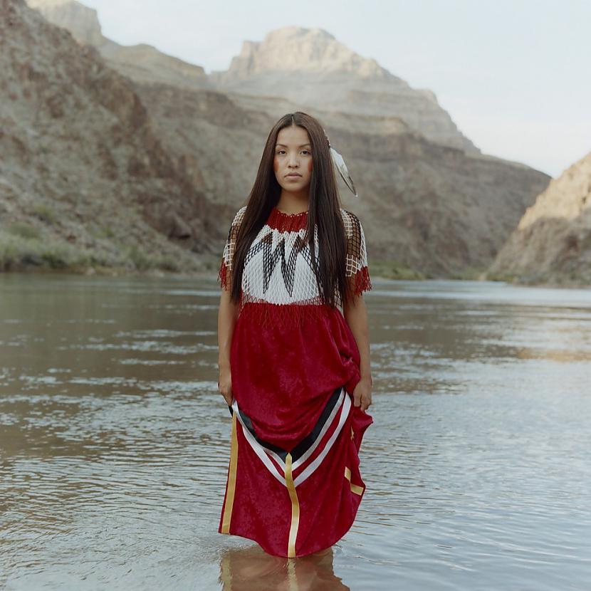 22gadīgā Sage Honga pozē... Autors: ezkins Mūsdienu ASV indiāņi - kas viņi ir un kā dzīvo