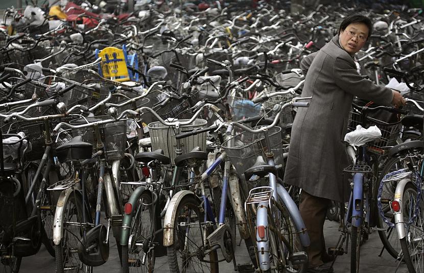 Sieviete ņem savu velosipēdu Autors: matilde 23 bildes, kas parāda to, cik pārapdzīvota ir Ķīna