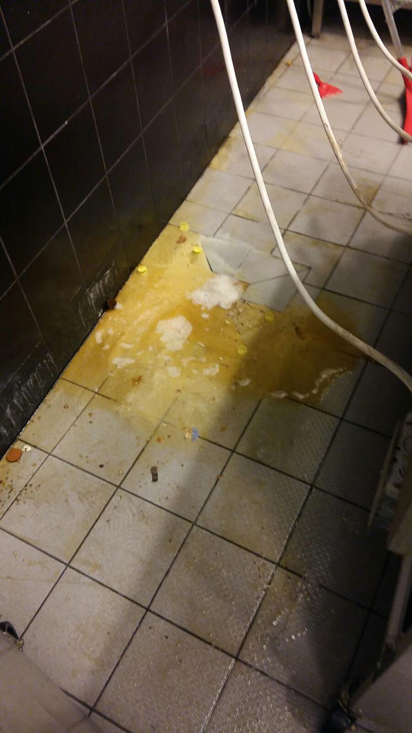 Tas pats kanalizācijas caurums... Autors: Peteris Pupins ''KFC Latvija'' aizkadri