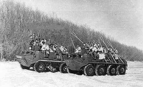 Bildē krievi ar mietiem brauc... Autors: Panzer Kā ķīvējās PSRS un Ķīna! Un kā ķīnieši zaga padomju tanku!