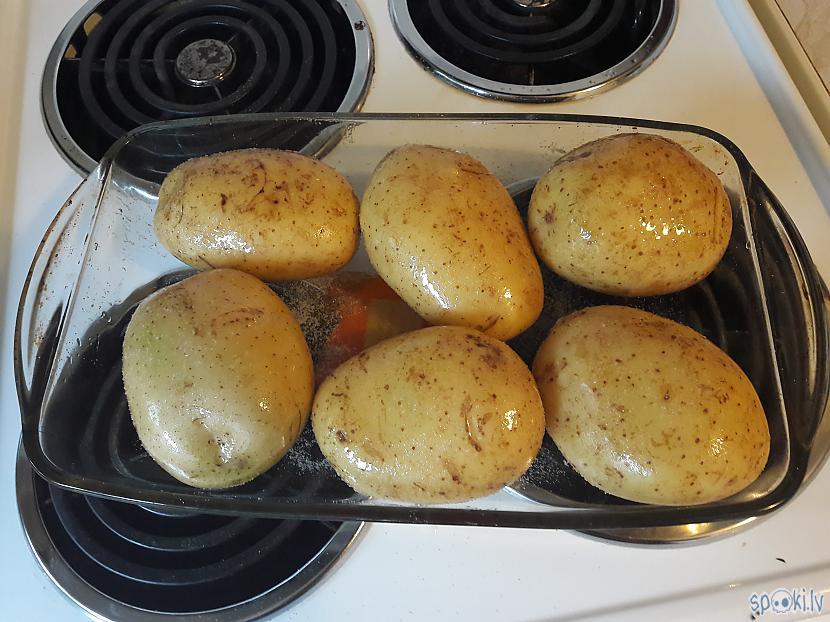 Kartupeļus aplejam ar olīveļļu... Autors: RagnaR Kartupeļi ar gardo pildījumu un dippy mērcīti