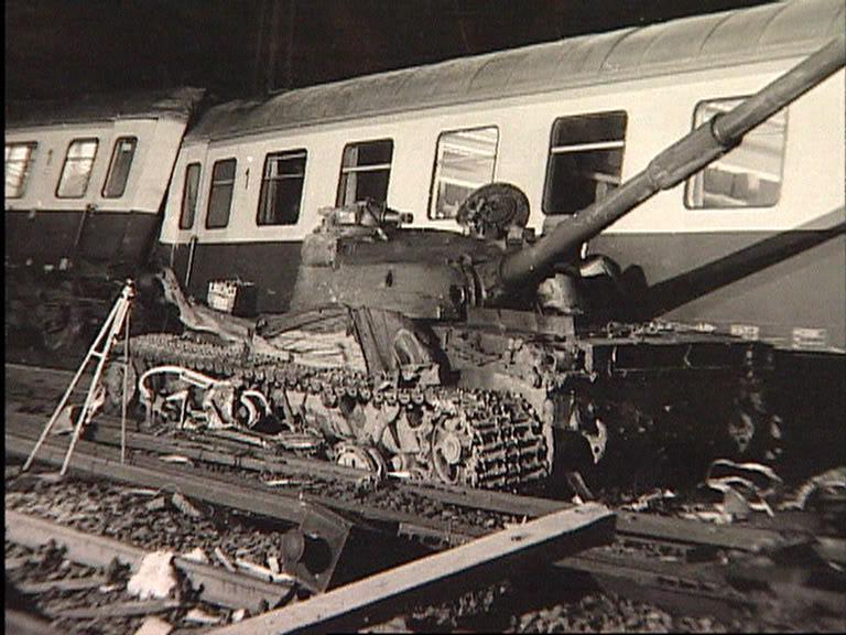 Vilcienā bija 450 pasažieru... Autors: Raziels Kā padomju tanks izraisīja dzelzceļa katastrofu Vācijā