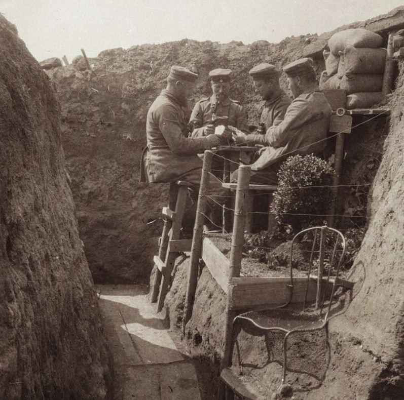 Vācu kareivji spēlē kārtis... Autors: Lestets Retas bildes no 1. pasaules kara ierakumiem