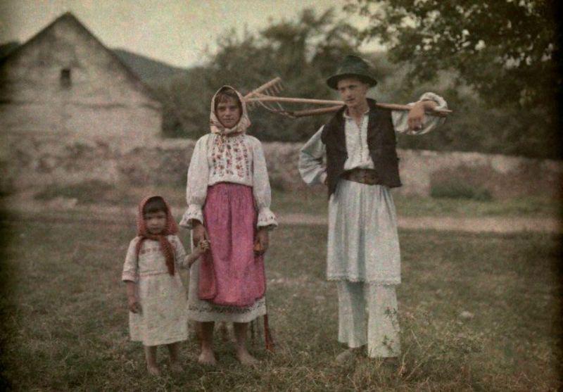 1930  jauna rumāņu ģimene uz... Autors: Lestets Retas bildes no Rumānijas pēc 1930. gada.