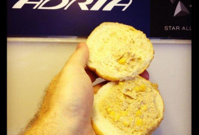 quotAdria Airlinesquot tuņča... Autors: Latvian Revenger Redzot šos ēdienos, ko pasniedz lidmašīnās, priecāsies, ka brauc ar mašīnu