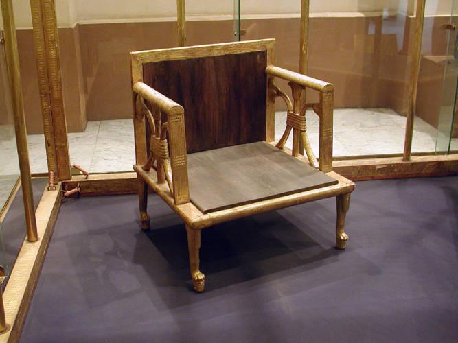 Senos artifaktos un ruļļos... Autors: Fosilija Leģenda par seno krēslu (Ancient Chair)