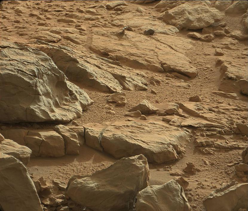 Akmeņi uz Marsa Curiosity... Autors: Fosilija Marss fotogrāfijās - šī planēta ir skaistāka kā domāji!