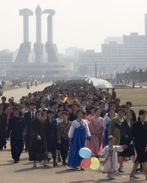 Tādas tradīcijas brīvdienās kā... Autors: Ciema Sensejs Par dzīvi Ziemeļkorejā