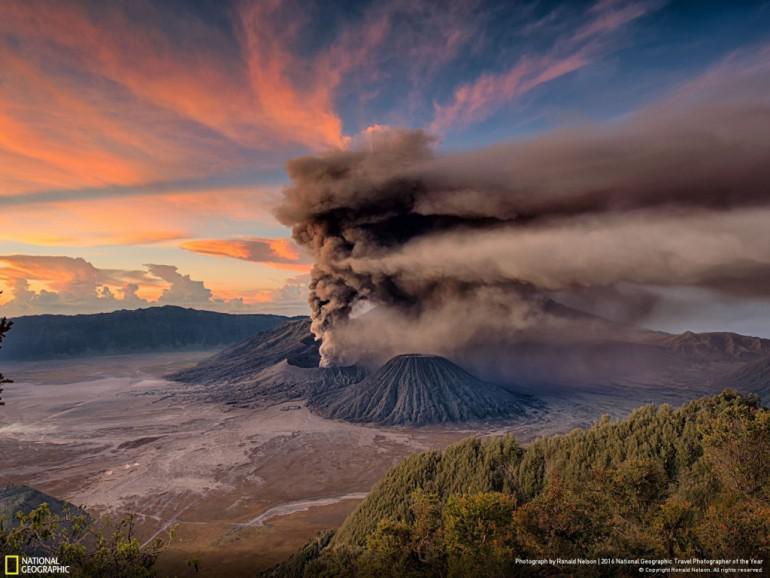 48Bromo vulkāna izvirdums... Autors: 100 A 50 maģiskas fotogrāfijas no National Geographic ceļojumu foto konkursa!