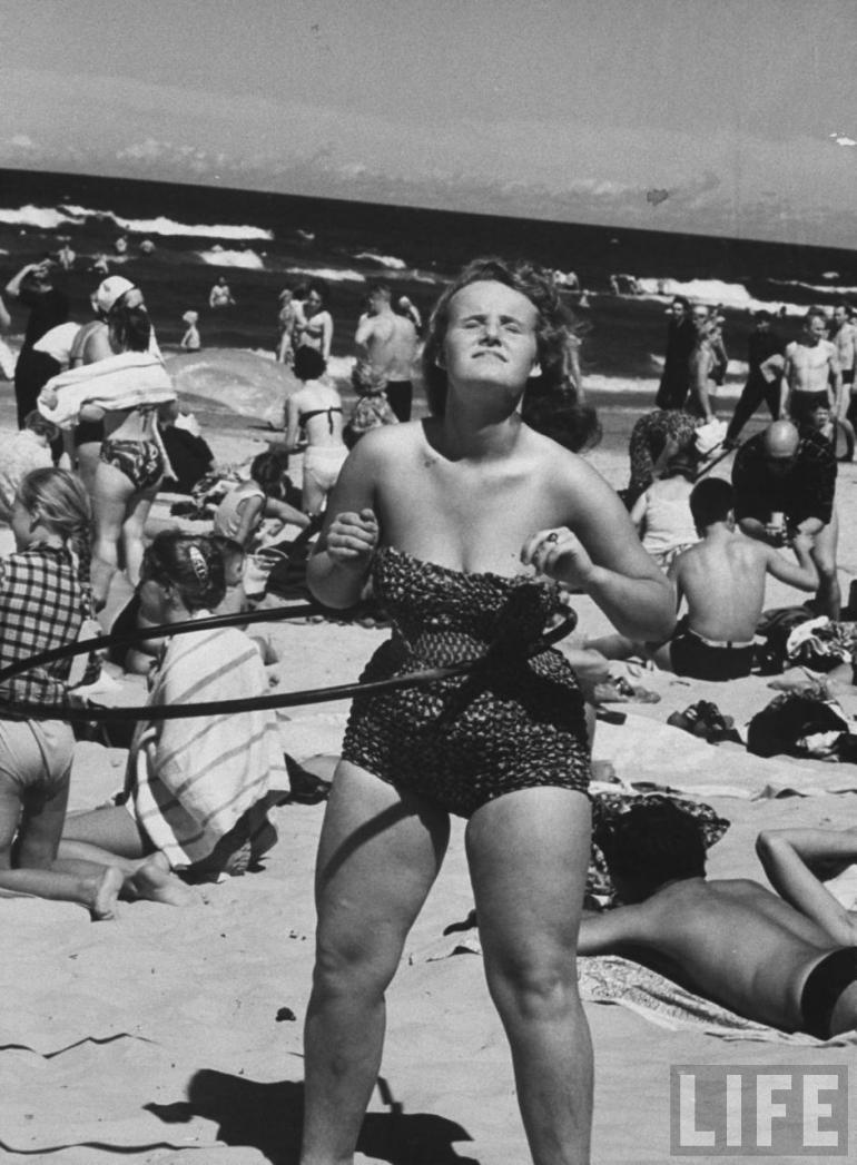 Vecāķu pludmalē sieviete... Autors: Emchiks 1963. gada bildes no Rīgas ikdienas
