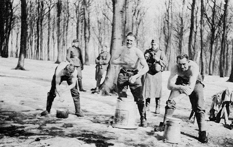 Izturīgo vācu kareivju ātra... Autors: Lestets Esi tīrs! Kā mazgājās 2. pasaules kara laikā